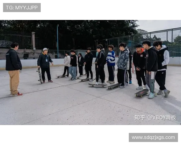 南京滑板队与重庆滑板队赛后复盘探讨灵活性与战术运用的对比分析