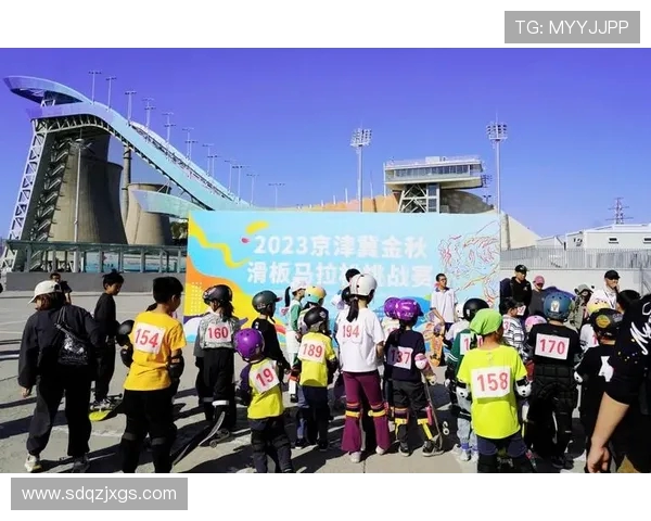武汉滑板队逆袭城市马拉松展现青春活力与拼搏精神 武汉滑板队逆袭城市马拉松展现青春活力与拼搏精神