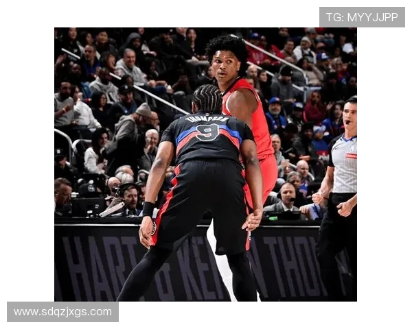 火箭队与活塞队激战正酣NBA精彩直播尽在眼前