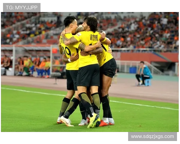 鲁能与恒大激战正酣当前比分揭晓引发球迷热议